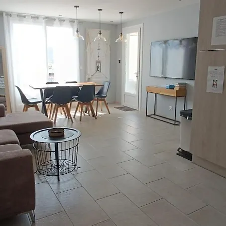 Plein Centre Florent Face Au Port *