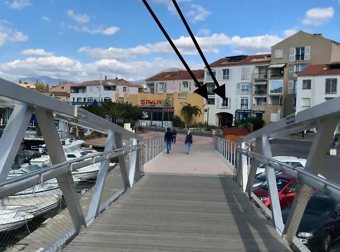 Plein Centre Florent Face Au Port *